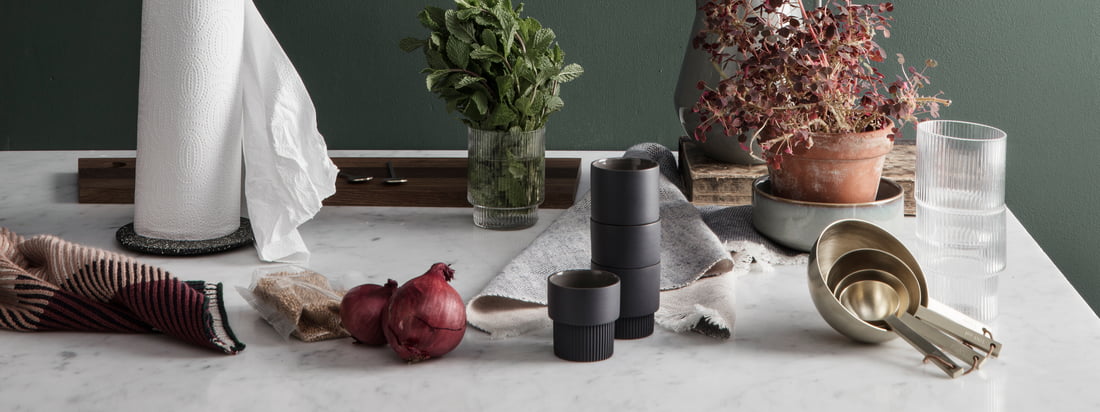 If you are looking for functional design with a playful touch, you are absolutely right with ferm Living. The kitchen collection of the design studio is therefore just as diverse, noble and practical as the other design objects of the Danish manufacturer.