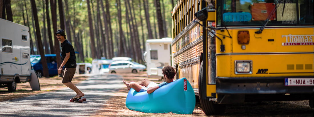 Lifestyle product image: The Lamzac by Fatboy is a real festival must-have. The air lounger is ideal to relax on the campsite or as a sofa for up to two people.