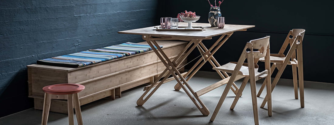 The We Do Wood - Field folding table in the ambience view. It is particularly suitable for all those who only have limited space in the apartment or house, because the table can be easily dismantled in seconds.