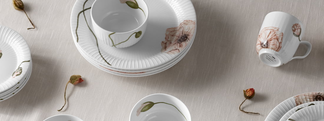 The watercolour pattern of the Hammershøi Poppy collection by Kähler Design was painted by hand by the designer Rikke Jacobsen and then transferred to the porcelain.