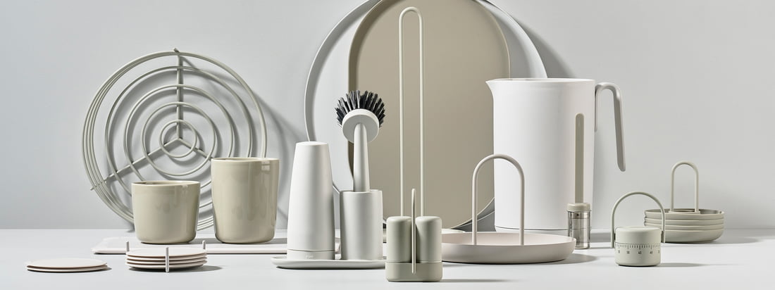 The Singles collection by Zone Denmark includes numerous kitchen gadgets such as kettles, trays, salt and pepper shakers or kitchen roll holders. All products were designed together with the Danish design team VE2.