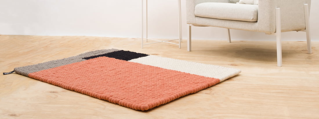Cube felt ball rug from myfelt in the ambience view. In the living room, children's room or hallway, the Cube carpet provides a good mood and an attractive splash of color.