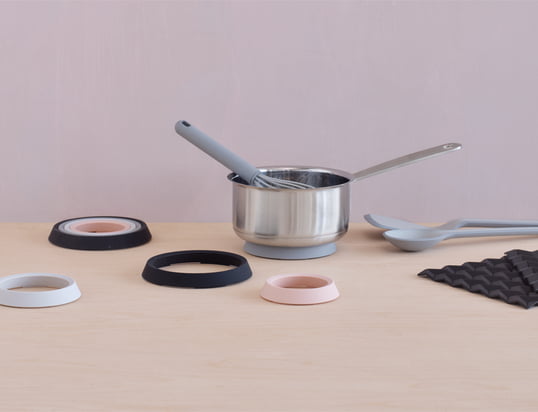 The Place-It coasters from Rig-Tig by Stelton in the ambience view: The stylish coasters protect the dining table optimally from hot pots and pans of various sizes.