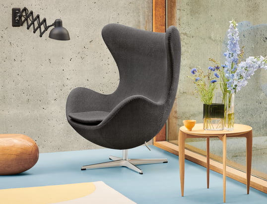 The Egg Chair by Fritz Hansen in the ambience view: The Egg Chair creates a cosy corner for reading and relaxing with the timeless side table 1958.