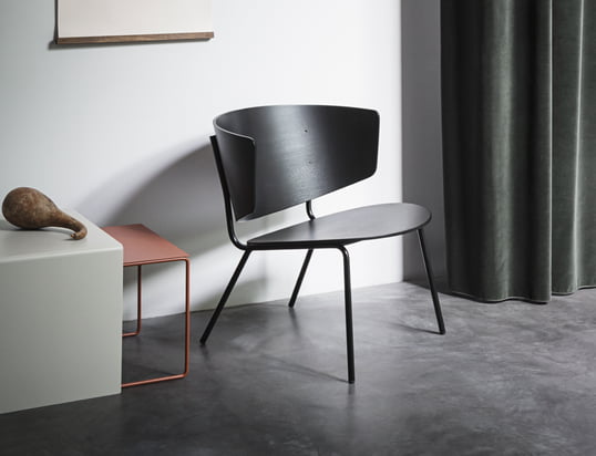 The Herman Lounge Chair by ferm Living in the ambience view: The low chair with the generous seat and the gently curved backrest invites you to linger comfortably.