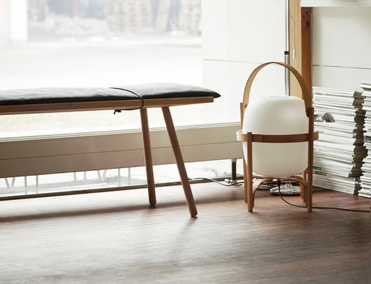 The Georg bench by Skagerak in the ambience view: The elegant bench is extremely practical in everyday life and can be perfectly combined with a lamp placed on the floor.