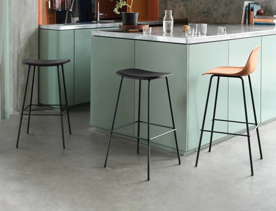 The Fiber bar stool Tube Base from Muuto in the ambience view: The stool looks particularly good in the kitchen at home, but is also a real eye-catcher in bars or hotel lobbies.