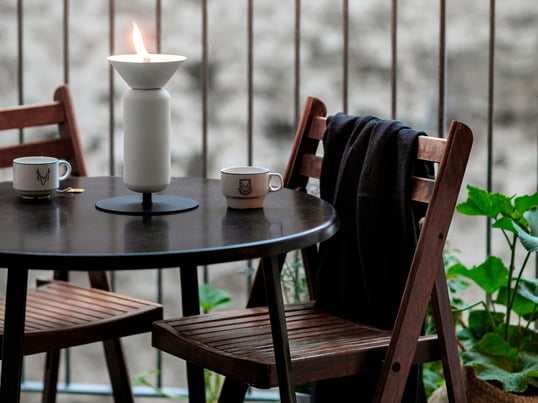 The Poppy oil lamp by Northern in the ambience view: The funnel-shaped opening of the lamp is reminiscent of an open flower and thus sets elegant accents on the balcony or terrace.