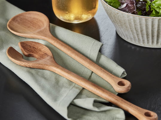 The Alfredo salad servers were designed by Alfredo Häberli as part of the Alfredo collection for Georg Jensen. They are made from oak and the ends are covered with elegant stainless steel plates.