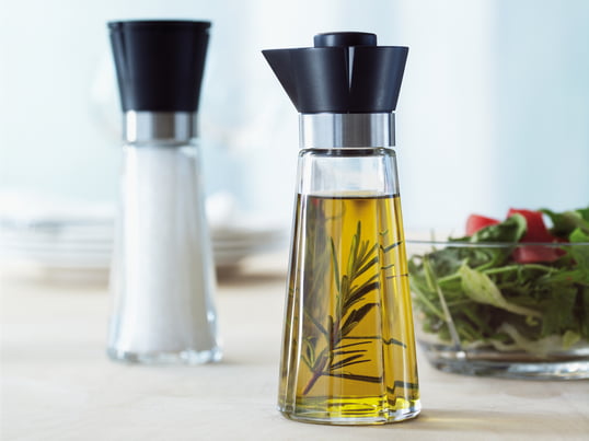 The Grand Cru series with the salt mill and the oil / vinegar bottle from Rosendahl are ideal companions on your dining table. They convince with their functionality and appearance.