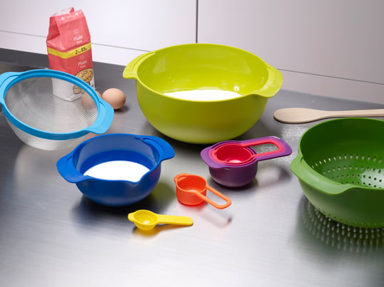 The Joseph Joseph - Nest 9 Plus kitchen set has five measuring cups, two mixing bowls, a filter and a strainer that can be simply plugged into each other and save space.