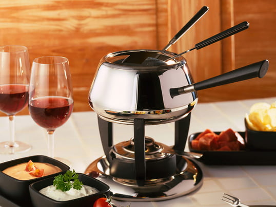 The fondue set Classic from the Swiss company Spring comes in the traditional, somewhat bulbous shape with a long handle on a shapely rechaud.