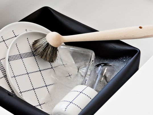 Brushes are used for washing crockery, glasses, plates and cups. The brush by Normann Copenhagen is impressive thanks to natural materials: natural bristles in the head and a handle made from beech wood.