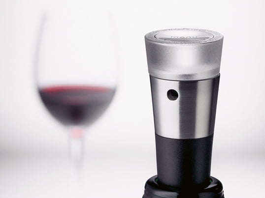 The Menu vacuum stopper from the Vignon wine series noticeably extends the life of your wine. On top of the vacuum seal offered here, the series includes a decanter pourer, foil cutter and corkscrew.