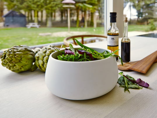 Multifunctional bowl to store and serve salads, fruits or vegetables. On the table, the bowl becomes an elegant salad bowl in which you can serve and prepare meals.