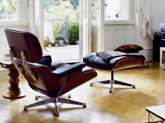 The Vitra Lounge Chair brings stylish coziness to your living room with its classic design. The Lounge Chair and the ottoman are also available separately and in other colors and variants.