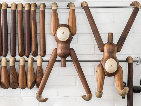 The Kay Bojesen monkey goes through a strict quality control to ensure the quality of the teak and limba wood. Even though the manufacturer emphasises a consistent appearance, little spots and stripes are not uncommon and ensure that every piece is one-of-a-kind.