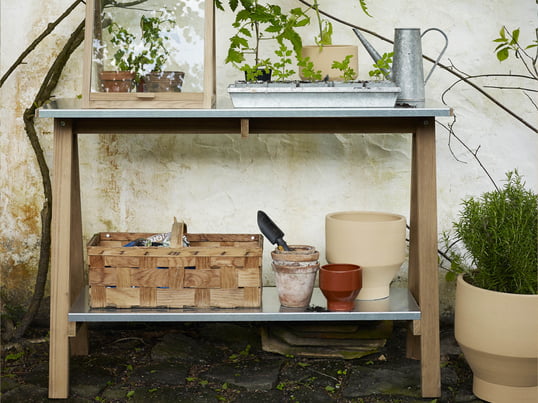 Spira is Swedish and means “to sprout” and this is exactly what the table and the greenhouse help to do. They offer plenty of space for planting, repotting and growing. The Outdoor Edge Plant Pot is a great addition.