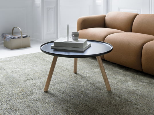 The Tablo Ø 78 cm by Normann Copenhagen in the ambience view: The stylish coffee table fits into every interior due to its linear design language.