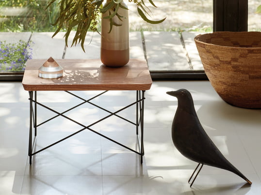 The Eames Occasional Table LTR from Vitra in the ambience view: The coffee table can be decorated with objects or serve as a shelf next to the sofa and armchair.