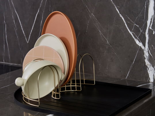 The curved, semicircular frame has a sculptural touch and, in combination with the drip mat, makes a highly decorative impression on the kitchen unit.