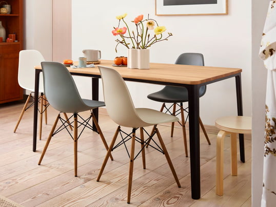The Eames Plastic Side Chair DSW by Vitra in the ambience view: The DSW chair becomes a highlight in the dining room due to its special combination of wood and plastic.