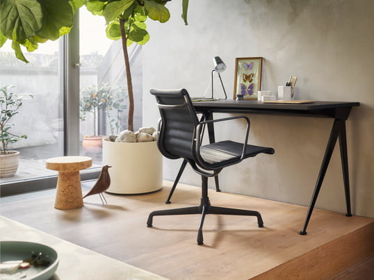 The Aluminium Group EA 108 Aluminium Chair by Vitra in the ambience view: The office chair offers high seating comfort and creates a pleasant working environment.
