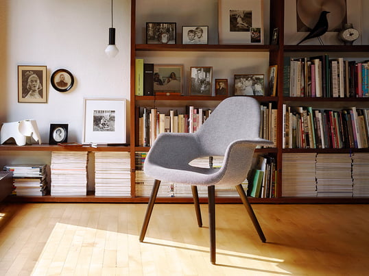 The Eames House Bird by Vitra in the ambience view: The bird decorative figure by Charles and Ray Eames looks particularly good on the bookshelf of a library.