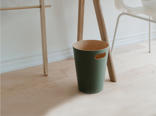 The Woodrow wastepaper basket by Umbra in the ambience view: The minimalist wastepaper basket becomes a special accessory under the desk due to the outer colour layer.