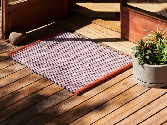 The doormat by Hay in the ambience view: Whether placed in front of the front door or in the hallway, the doormat becomes a stylish element in the entrance area with its beautiful colour combination.