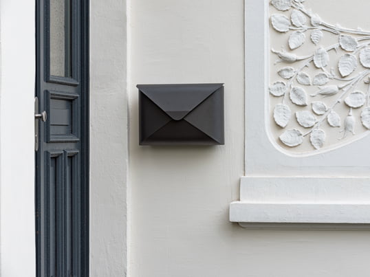 The letter box Briefwunder by Dwenger in the ambience view: The original letter box in envelope form is an absolute eye-catcher on every house front.