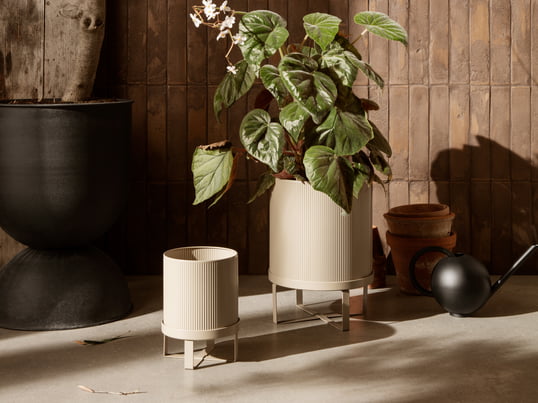 The Bau plant pot from ferm Living in the ambience view: The plant pot with its special grooved structure perfectly sets the scene for indoor and outdoor plants.