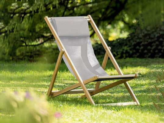 The garden lounger brings Mediterranean flair to your garden. Thanks to its adjustability, the lounger allows different sitting and lying positions.