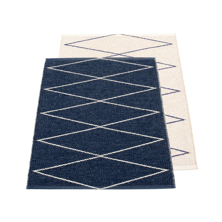 Max reversible carpet, 70 x 100 cm in dark blue / vanilla by Pappelina 