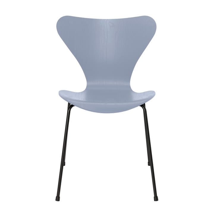 Series 7 chair from Fritz Hansen in ash stained lavender blue / black frame