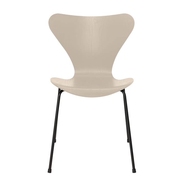 Series 7 chair from Fritz Hansen in light beige stained ash / black frame