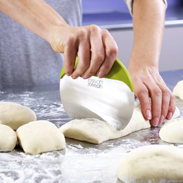 Joseph Joseph - Duo Bake, cutting the dough