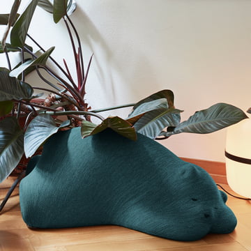 Resting Bear of Vitra in turquoise placed on the floor