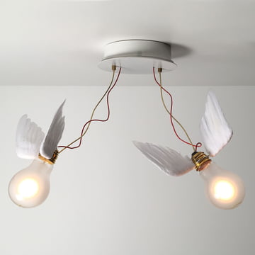 The Lucellino Doppio wall and ceiling lamp by Ingo Maurer represents two luminous birds in a nosedive