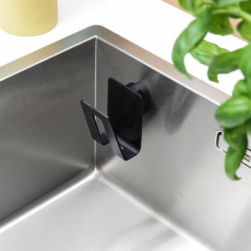 The magnetic sponge holder from Happy Sinks can be attached in an instant
