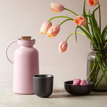 Silhouette vacuum jug 1 l in rose quartz and Nordic Kitchen Bowl and thermo mug from Eva Solo