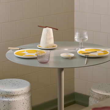 Oiva Iso Unikko Plate, white / spring yellow by Marimekko