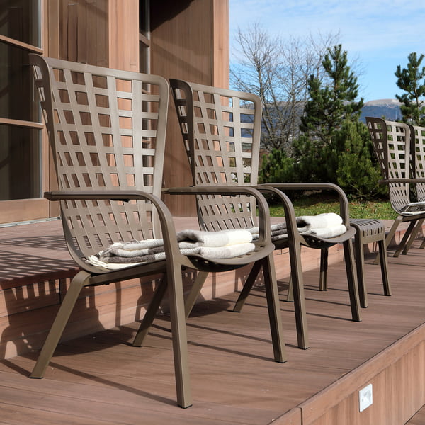 Several Folio outdoor chairs from Nardi on a wooden terrace